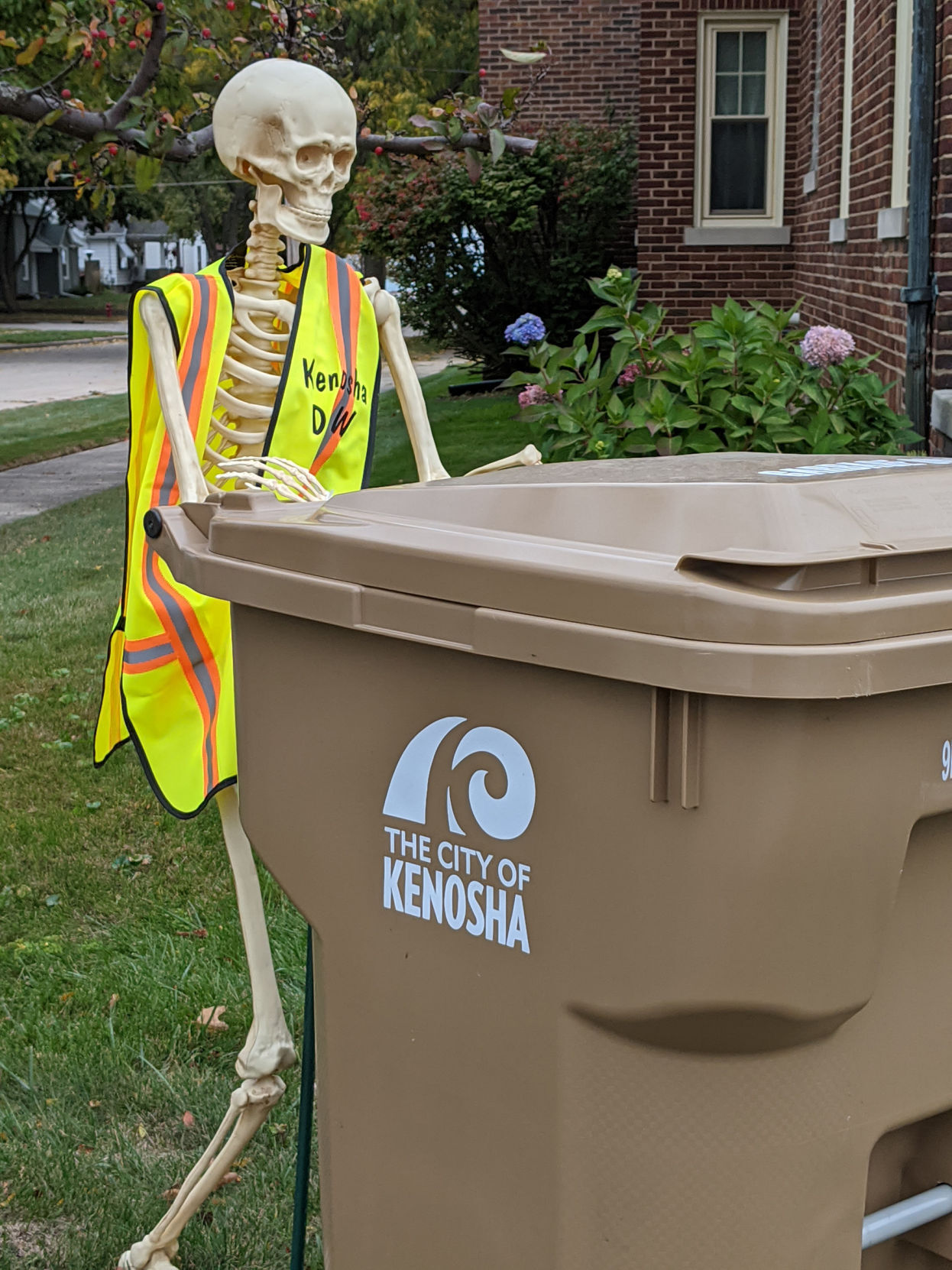Halloween house 7th avenue skeleton.jpg